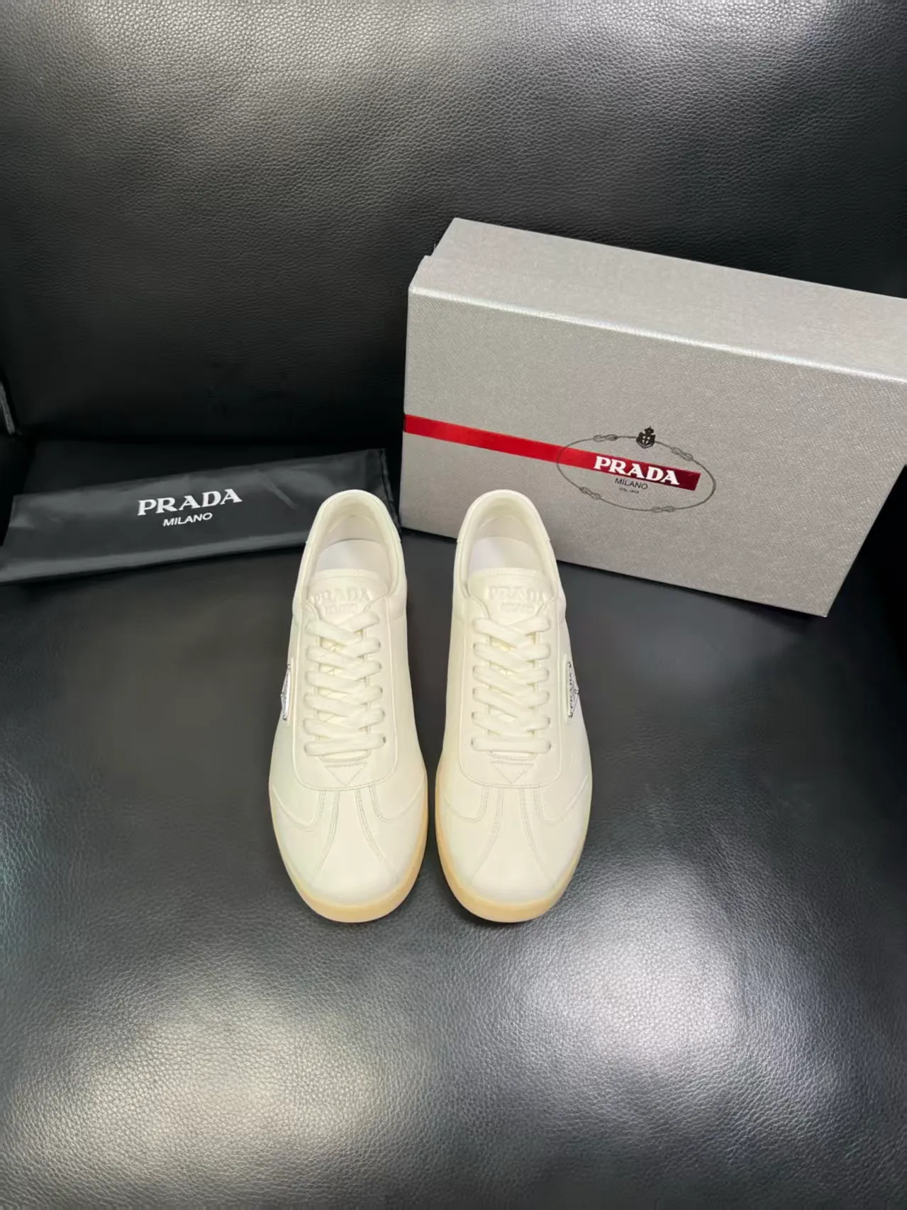 P380 38-45 Prada Prada’s new men’s leather sneakers, the highest version on the market, any comparison is welcome🆚! The original leather has excellent texture and is super high-end! Fetal sheep net lining imported from Italy, removable pad! Luxurious materials and fine workmanship, highly recommended! No. 058